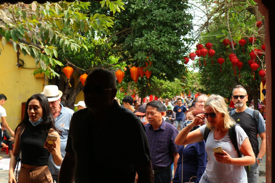 Du khách “xúng xính” check-in Hội An những ngày đầu năm mới - 1