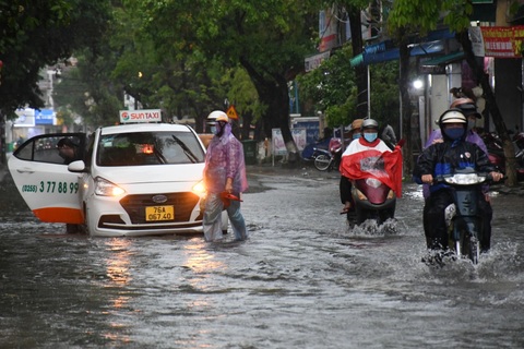 Đường phố Quảng Ngãi ngập sâu sau trận mưa lớn bất thường