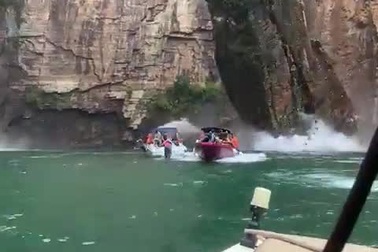 Khoảnh khắc vách đá lở đè trúng hàng loạt thuyền ở Brazil, 6 người chết