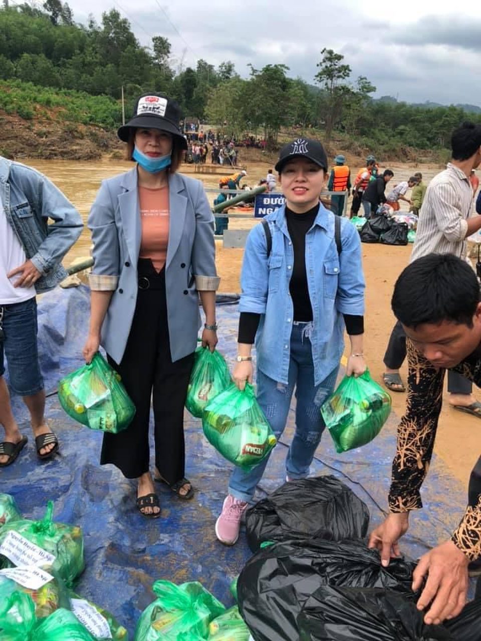 Công ty TNHH DV TM Hà Vy phát động quyên góp ủng hộ đồng bào miền Trung bị lũ lụt - 6 Công ty TNHH DV TM Hà Vy phát động quyên góp ủng hộ đồng bào miền Trung bị lũ lụt - 6
