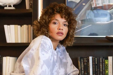 Nữ ca sĩ bị điều tra, bị cấm biểu diễn vì... tiểu tiện trên sân khấu