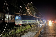 Xe tải đâm gãy trụ điện, hàng nghìn hộ dân mất điện