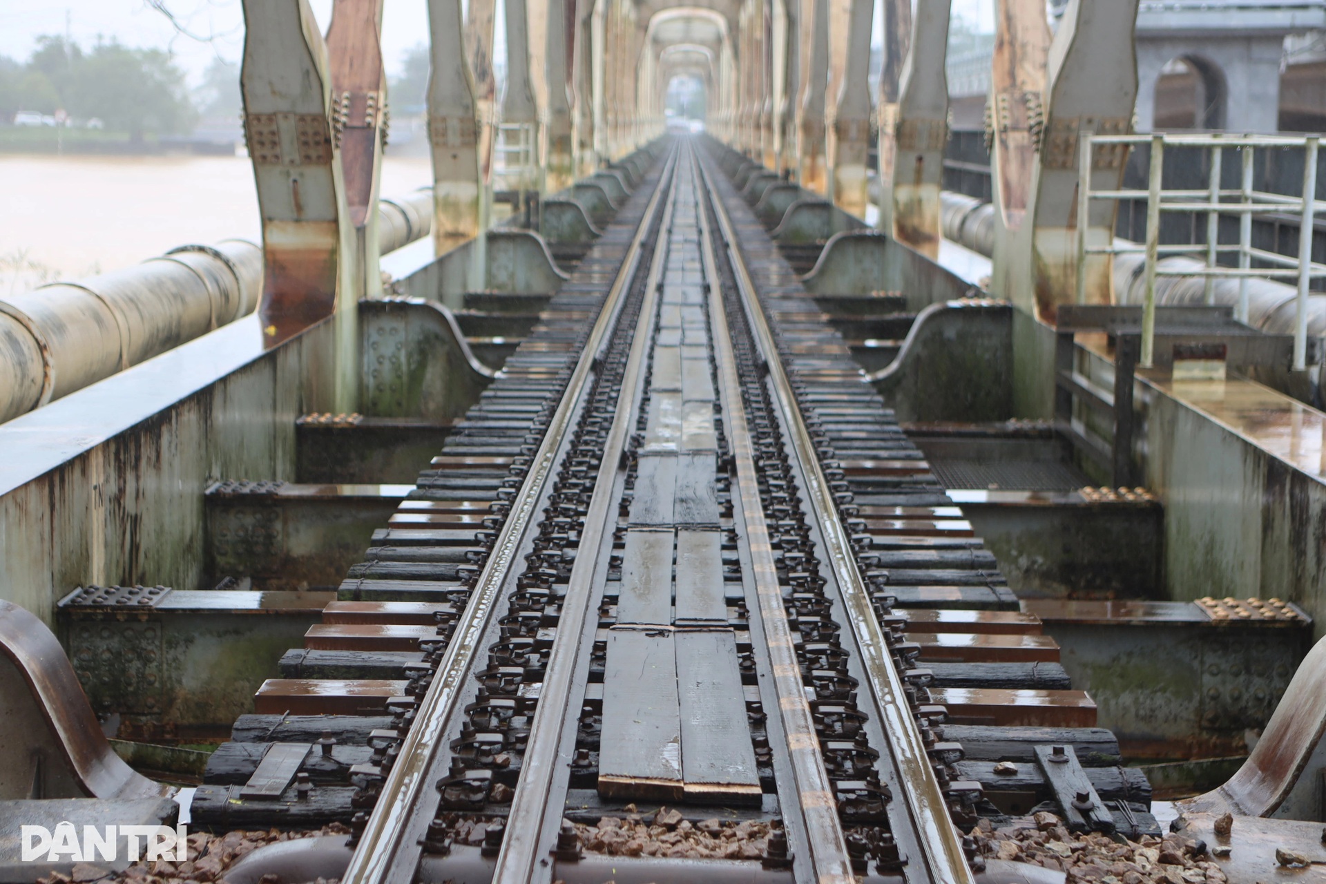 Cầu đường sắt qua sông Hương 3 lần liên tiếp chèn đá chống chọi lũ lớn - 12 Cầu đường sắt qua sông Hương 3 lần liên tiếp chèn đá chống chọi lũ lớn - 12