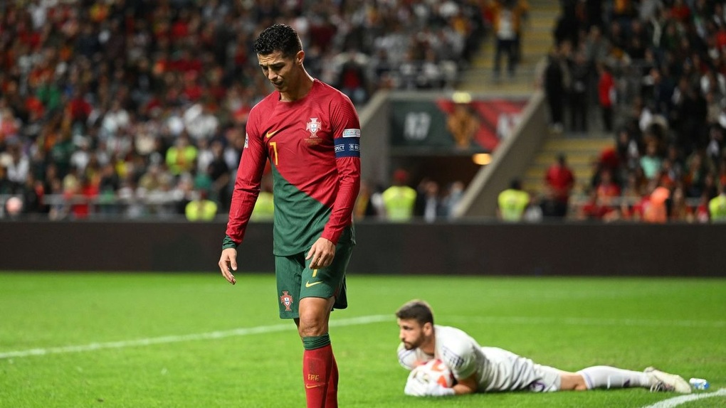 C.Ronaldo ném băng đội trưởng trong ngày Bồ Đào Nha bại trận - 3 C.Ronaldo ném băng đội trưởng trong ngày Bồ Đào Nha bại trận - 3