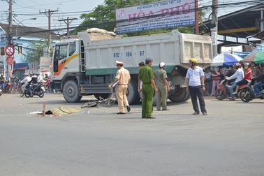 Nữ sinh lớp 8 bị xe đầu kéo cán chết trên đường đi học về