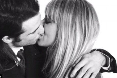 Diễn vên người Anh liên tục hôn bạn trai trong quảng cáo mới