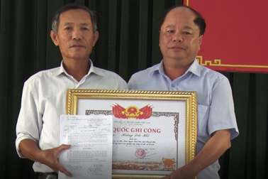 Trao Bằng "Tổ quốc ghi công" cho thân nhân liệt sĩ hi sinh khi cứu 3 mẹ con cô giáo