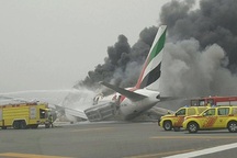 Máy bay Dubai chở 300 người bốc cháy ngùn ngụt khi hạ cánh bằng bụng