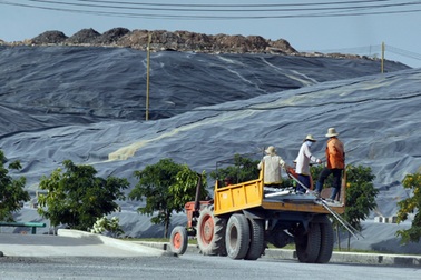 Nhà máy xử lý rác xin nhập... phế liệu