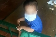 Cả gia đình đều mắc Covid-19, bé 3 tuổi vẫn ngoan ngoãn trong khu cách ly