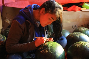 Kiếm tiền triệu nhờ nghề khắc hình lên dưa hấu ngày Tết