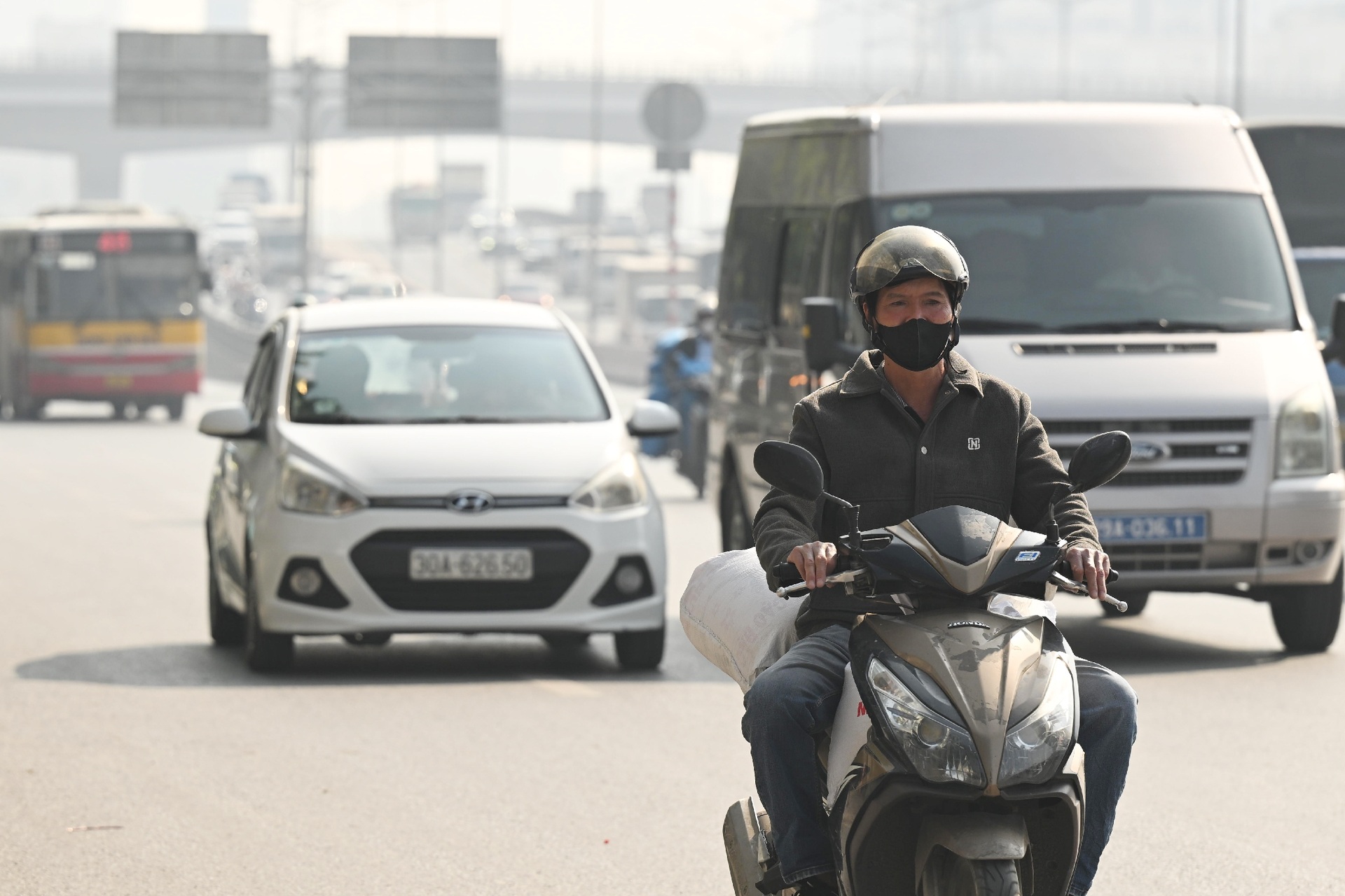 Không khí Hà Nội ô nhiễm nặng, sương mờ trắng đục phủ khắp Thủ đô - 14