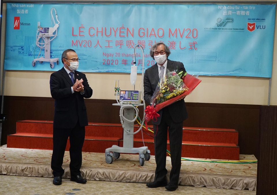 Chuyển giao 2 máy thở đầu tiên trong dự án 2.000 máy thở do ĐH tài trợ - 1 Chuyển giao 2 máy thở đầu tiên trong dự án 2.000 máy thở do ĐH tài trợ - 1