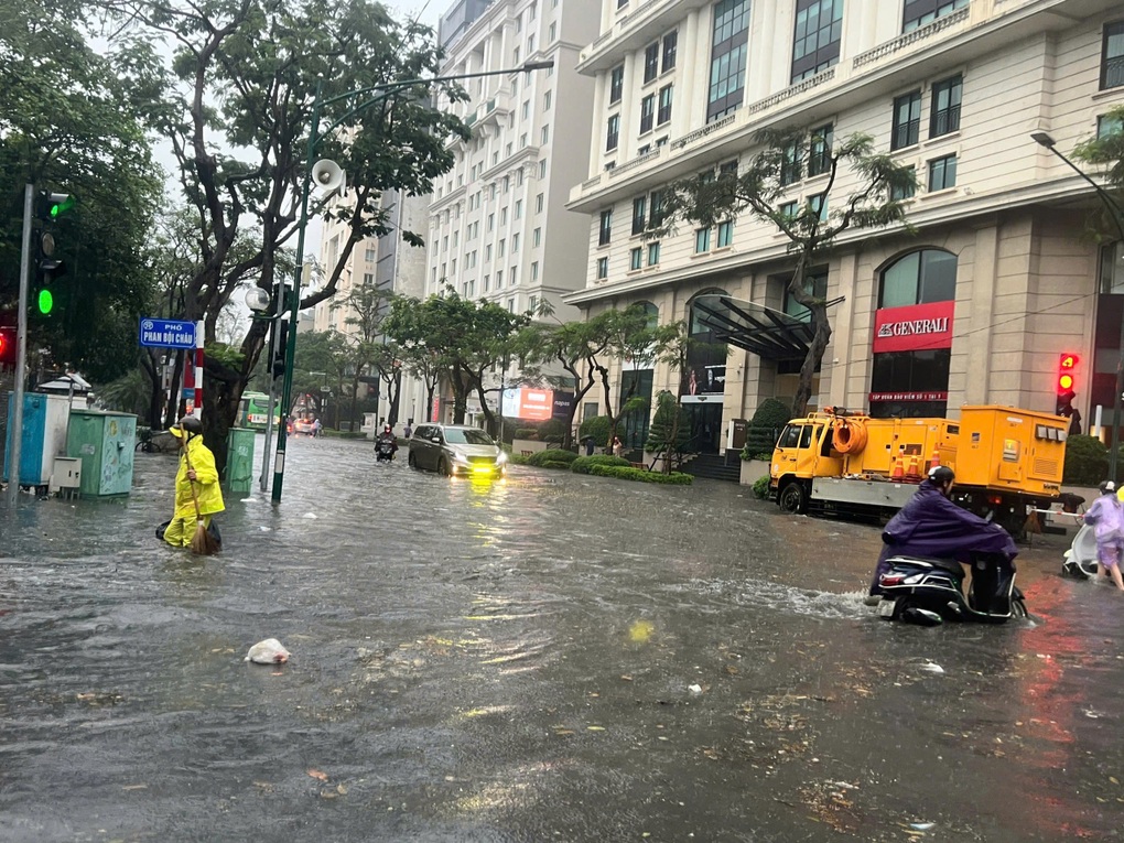 Mưa lớn khiến nhiều tuyến phố ở Hà Nội ngập sâu - 1 Mưa lớn khiến nhiều tuyến phố ở Hà Nội ngập sâu - 1