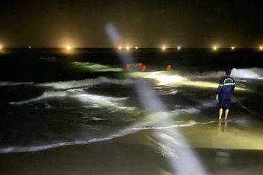 Ba học sinh mất tích trên biển Tân Định