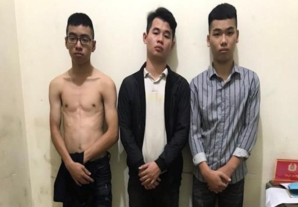 Mâu thuẫn trong lúc uống nước, nhóm thanh niên vác mã tấu đi chém người - 1 Mâu thuẫn trong lúc uống nước, nhóm thanh niên vác mã tấu đi chém người - 1