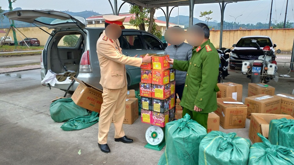 Bắt đối tượng vận chuyển hơn 5 tạ pháo nổ - 1 Bắt đối tượng vận chuyển hơn 5 tạ pháo nổ - 1