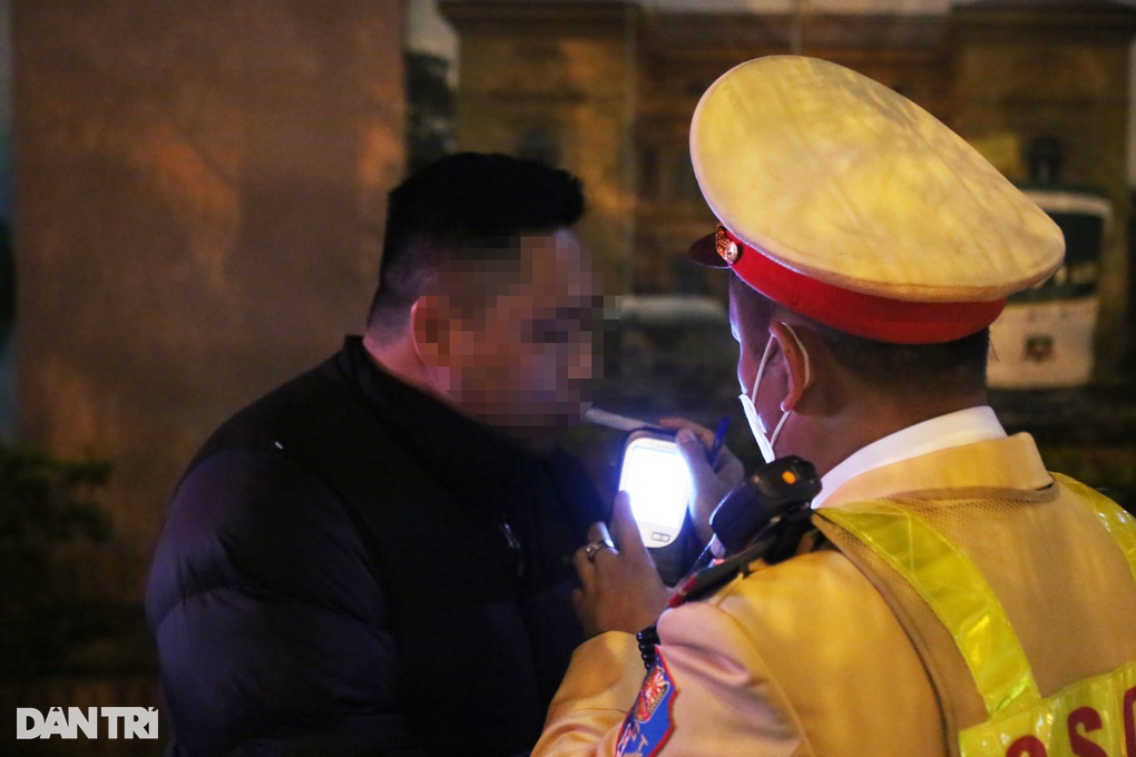 Hà Nội: Vui liên hoan sau trận bóng đá, nhiều thanh niên dính nồng độ cồn - 2 Hà Nội: Vui liên hoan sau trận bóng đá, nhiều thanh niên dính nồng độ cồn - 2