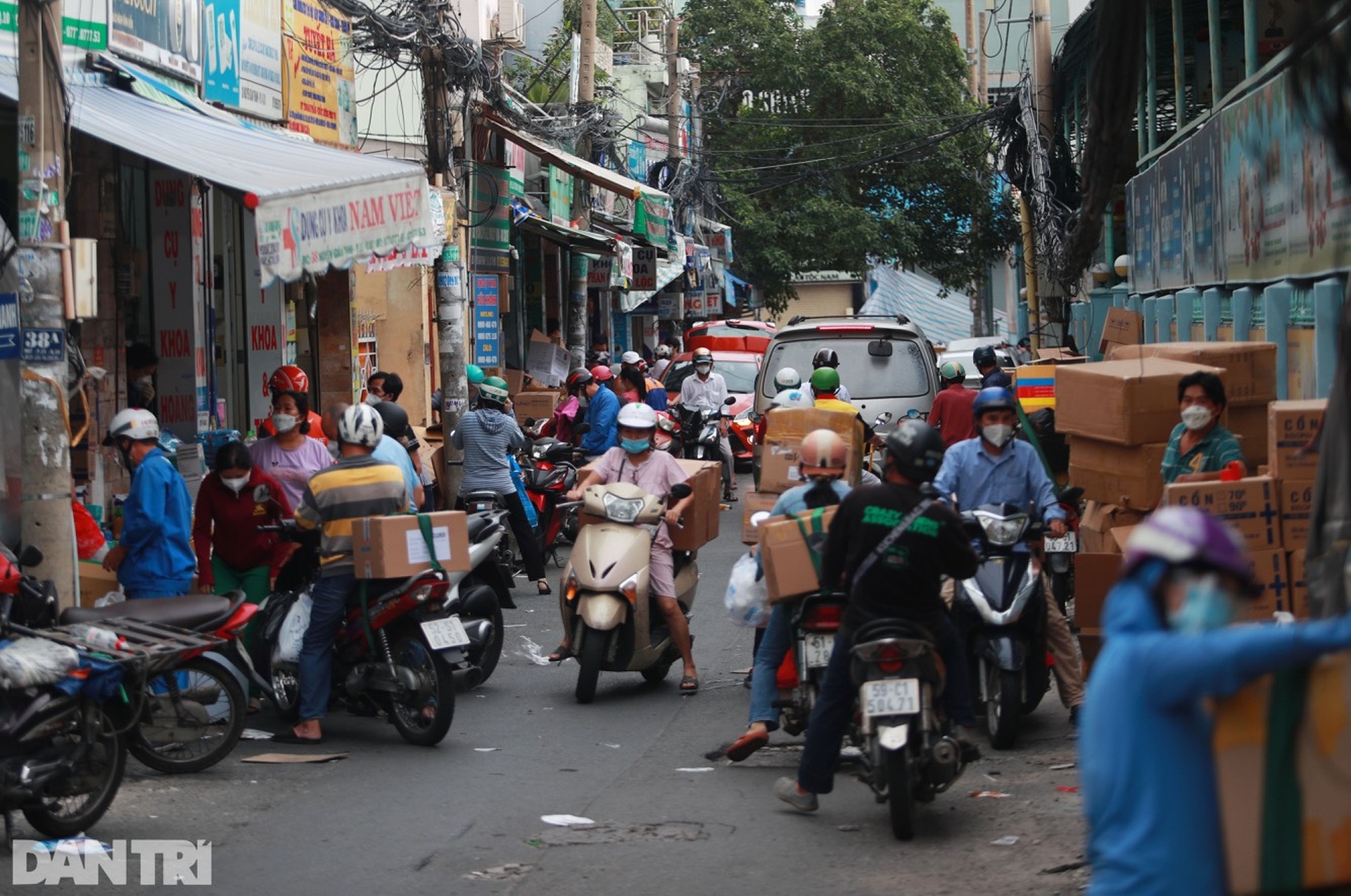 Người dân TPHCM đổ xô đi siêu thị mua hàng sau quy định ai ở đâu ở yên đó - 14 Người dân TPHCM đổ xô đi siêu thị mua hàng sau quy định ai ở đâu ở yên đó - 14