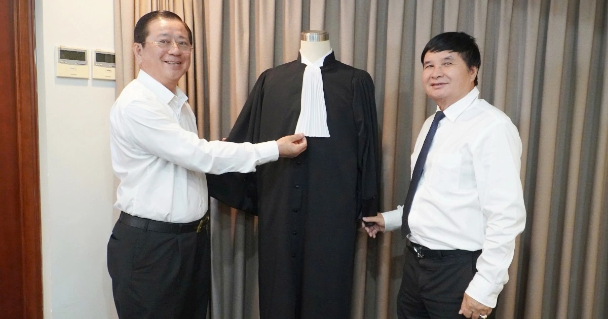 Chi tiết “lưỡi thẳng” trên áo choàng luật sư: Biểu tượng hay hình thức?