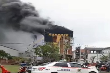 Quán karaoke vừa khai trương đã bốc cháy dữ dội