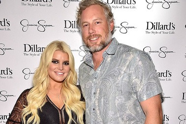 Jessica Simpson tái xuất bên gia đình
