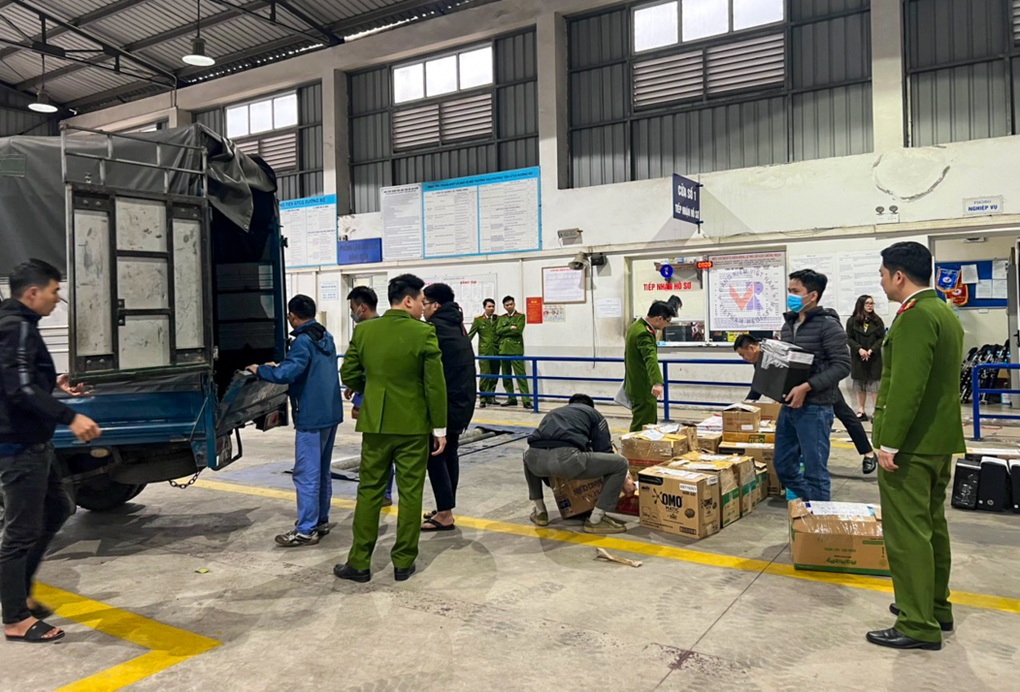 Hà Nội: Cảnh sát khám xét trung tâm đăng kiểm 29-07D và 29-10D - 8 Hà Nội: Cảnh sát khám xét trung tâm đăng kiểm 29-07D và 29-10D - 8
