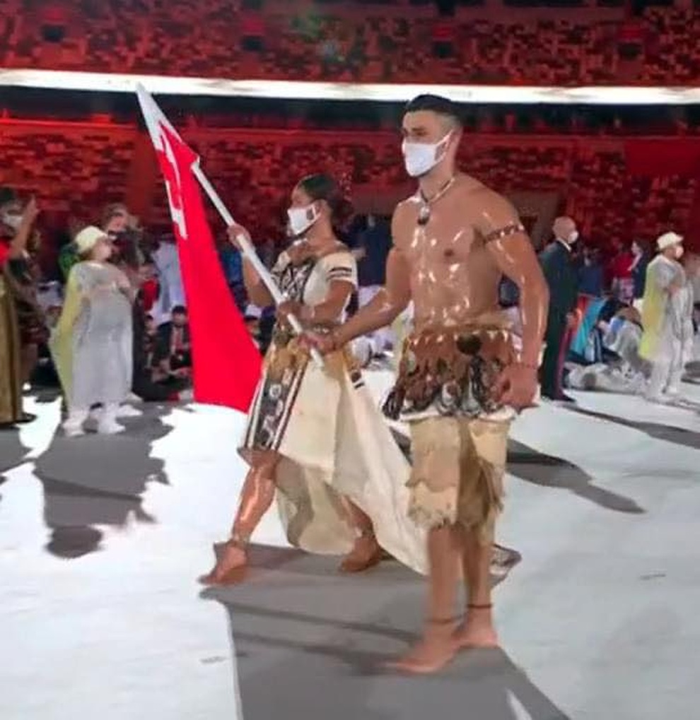 VĐV cởi trần khoe cơ bắp 6 múi gây sốt ở lễ khai mạc Olympic Tokyo - 3 VĐV cởi trần khoe cơ bắp 6 múi gây sốt ở lễ khai mạc Olympic Tokyo - 3