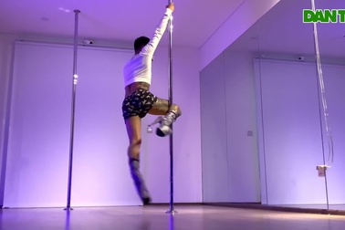 Chàng trai đi giày cao gót dạy múa cột