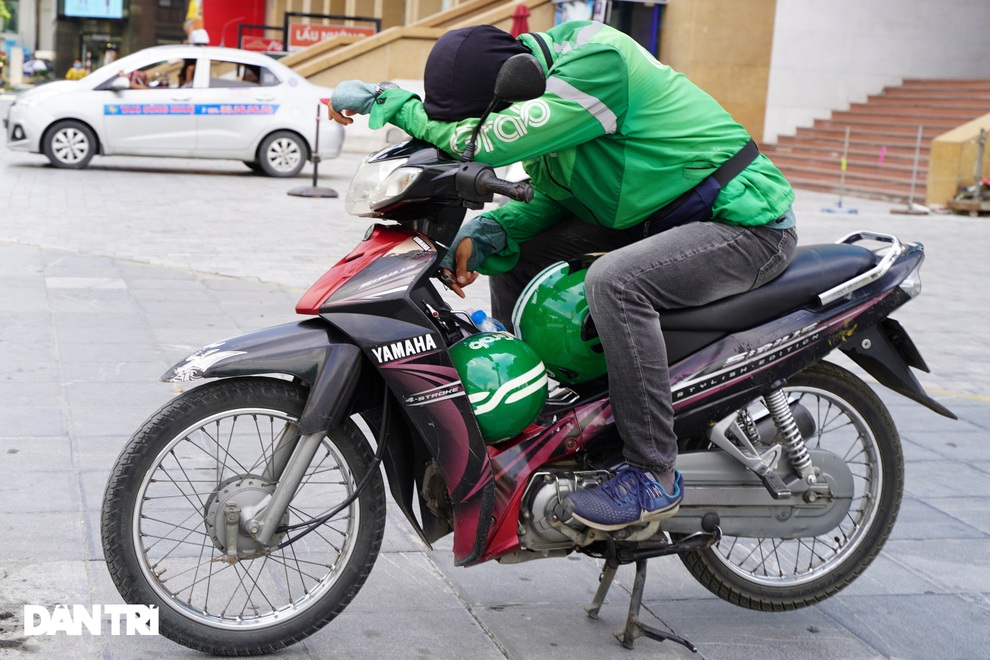 Shipper ở Hà Nội cháy đơn đợt nắng nóng, thu nhập không cao như lời đồn - 12 Shipper ở Hà Nội cháy đơn đợt nắng nóng, thu nhập không cao như lời đồn - 12