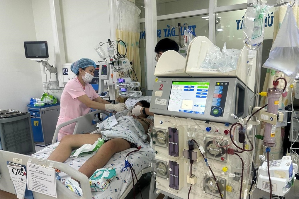 TPHCM: Bé gái nằm viện 3 tháng, lọc máu 10 đợt vì biến chứng sốt xuất huyết - 1
