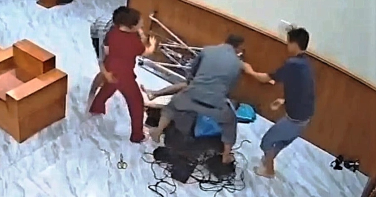 Người đàn ông bị nhóm thanh niên hành hung nằm gục tại chỗ