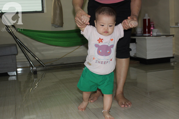 Xót cảnh bố mẹ trẻ tật nguyền đi làm thuê, gom góp tiền níu giữ mạng sống từng ngày cho con gái 9 tháng tuổi - Ảnh 12. Xót cảnh bố mẹ trẻ tật nguyền đi làm thuê, gom góp tiền níu giữ mạng sống từng ngày cho con gái 9 tháng tuổi - Ảnh 12.