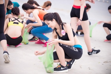 32 người đẹp Hoa hậu Việt Nam dọn rác trên biển Tuần Châu