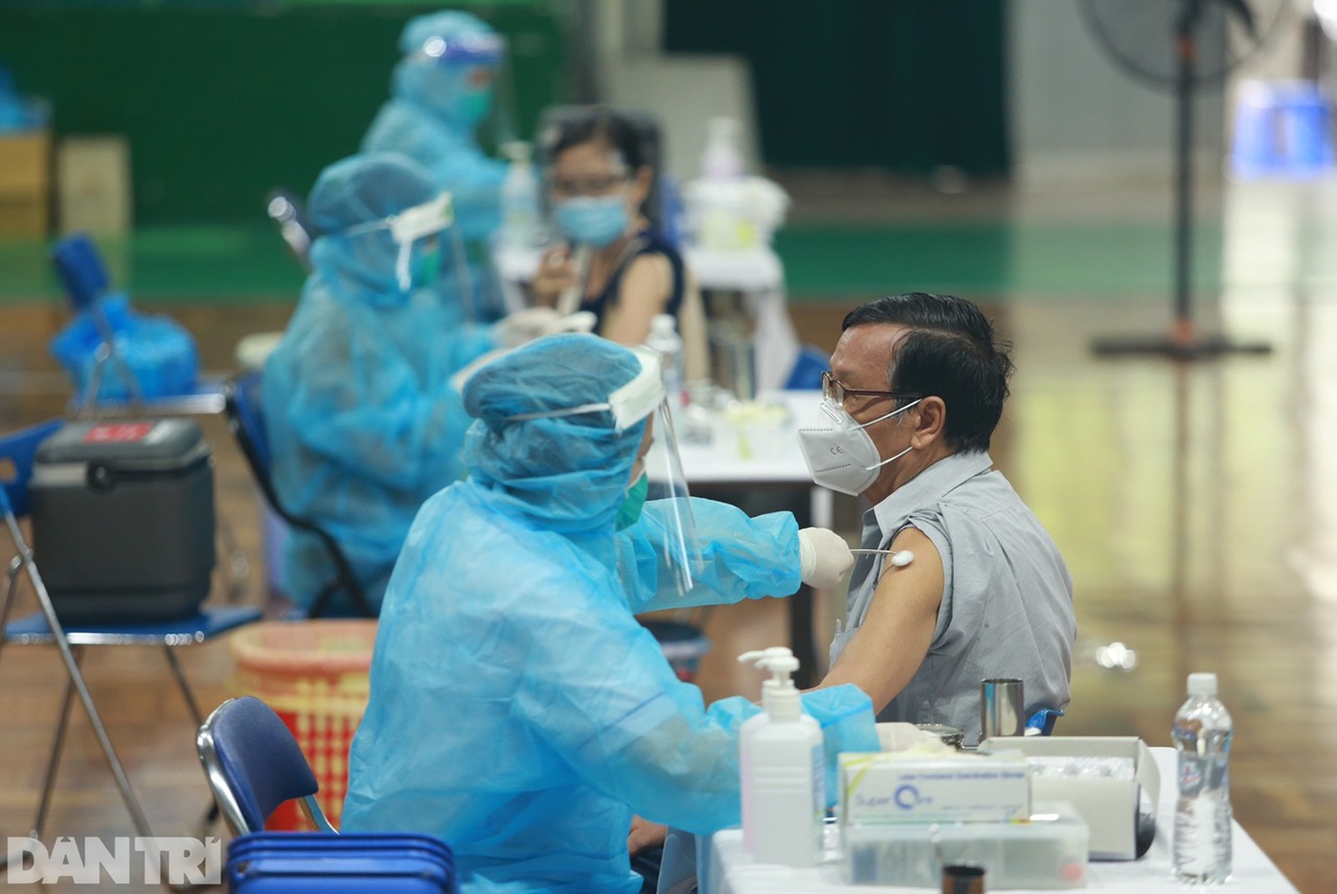 Người dân TPHCM đội mưa lớn đi tiêm vắc xin ngừa Covid-19 đợt 5 - 15 Người dân TPHCM đội mưa lớn đi tiêm vắc xin ngừa Covid-19 đợt 5 - 15