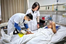 Bé trai 12 tuổi ở Tây Ninh nhập viện cấp cứu vì chế pháo phát nổ