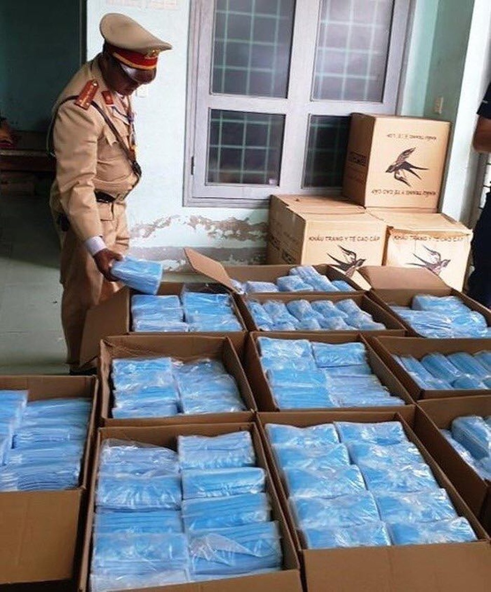 Quảng Bình: Bắt giữ 75.000 khẩu trang y tế không rõ nguồn gốc - 1