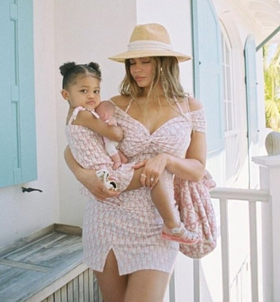 Kylie Jenner bốc lửa trong kỳ nghỉ ở Bahamas - 3 Kylie Jenner bốc lửa trong kỳ nghỉ ở Bahamas - 3