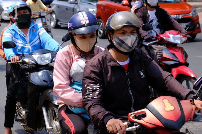 Giấc ngủ vội dưới dạ cầu của người dân TP.HCM giữa thời tiết như đổ lửa - Ảnh 4.