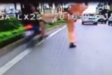 Tạm đình chỉ CSGT tung chân đá người đi xe máy vi phạm