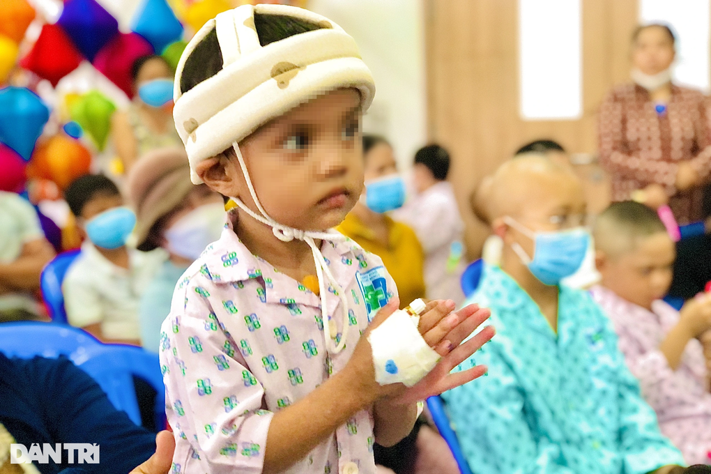 Mẹ dầm mưa cõng con chơi Trung thu: Sợ ngày con không bên mình nữa - 4 Mẹ dầm mưa cõng con chơi Trung thu: Sợ ngày con không bên mình nữa - 4