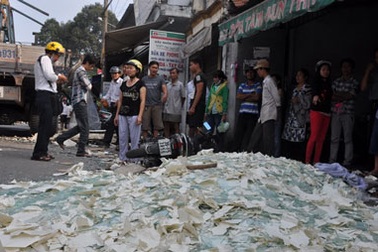 Hàng trăm tấm kính rơi xuống đường đè người dân