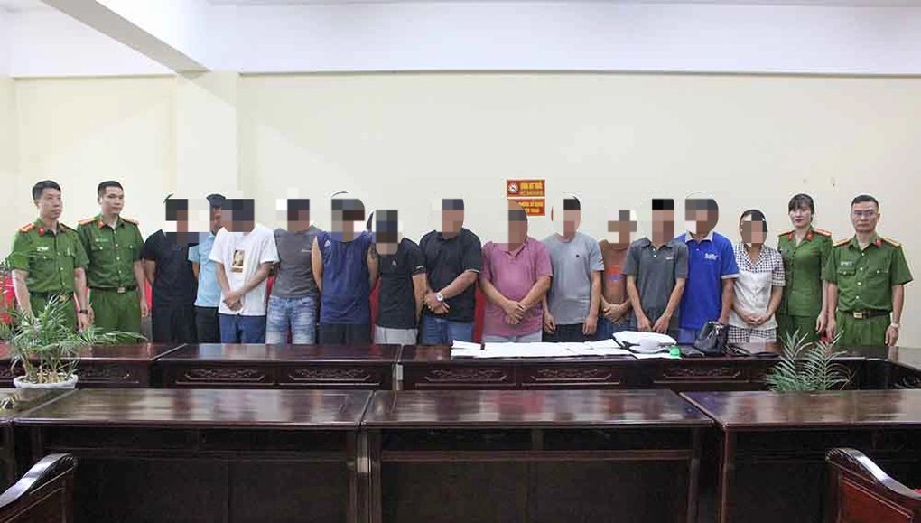 13 con bạc xóc đĩa trên ô tô giường nằm - 1 13 con bạc xóc đĩa trên ô tô giường nằm - 1