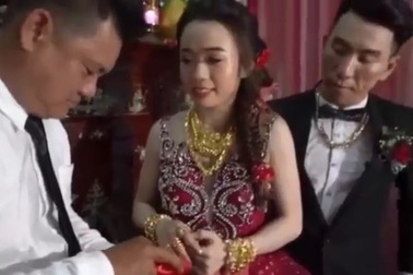 Xôn xao hình ảnh cô dâu đeo vàng “trĩu cổ” trong đám cưới ở Cà Mau