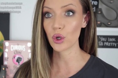 Xem clip: Biến lông mày mảnh thành đẹp tự nhiên nhờ chính tóc của mình