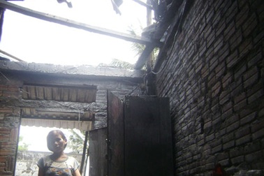 Người phụ nữ ốm nặng thoát nạn trong căn nhà phát hỏa