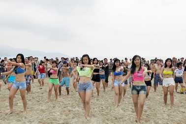 Du lịch “bụi” và thưởng thức âm nhạc trên bãi biển Đà Nẵng