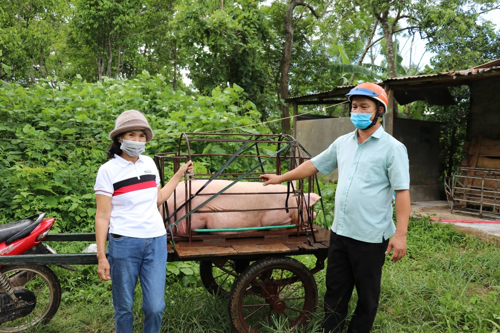 Gạo, thịt cá, rau củ quả… lần lượt được đóng thùng đi vào tâm dịch - 1 Gạo, thịt cá, rau củ quả… lần lượt được đóng thùng đi vào tâm dịch - 1