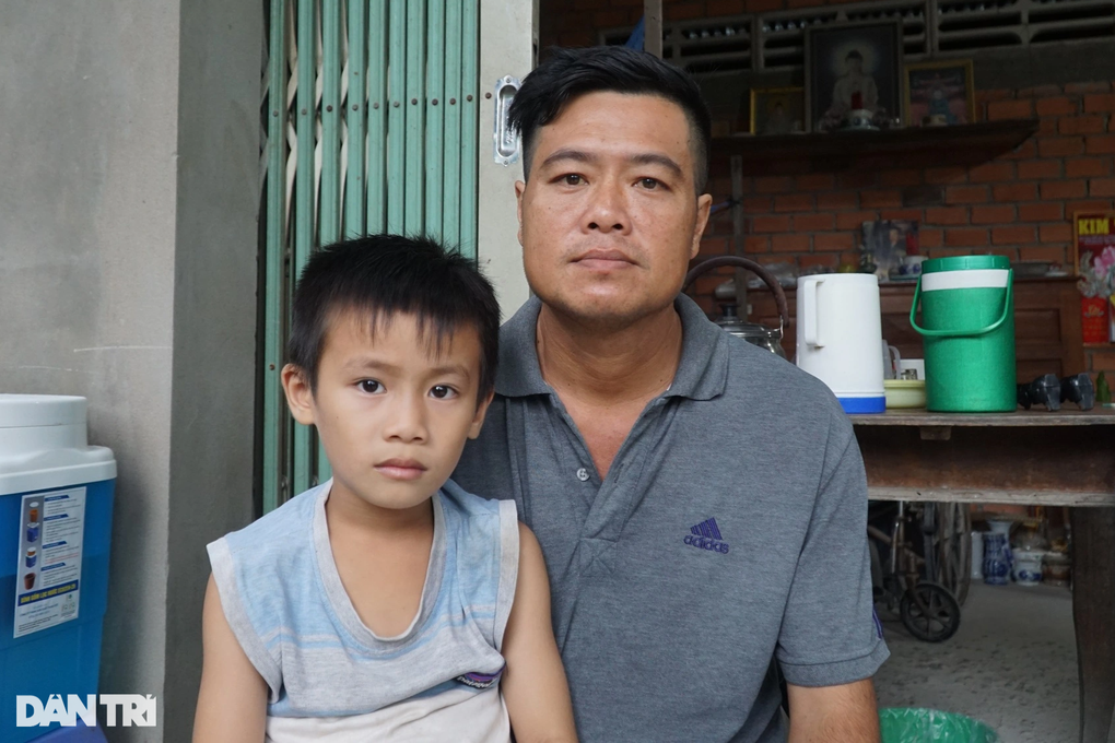 Người đàn ông suy tim, thận, lam lũ nuôi cha tai biến, 3 con thơ - 2 Người đàn ông suy tim, thận, lam lũ nuôi cha tai biến, 3 con thơ - 2