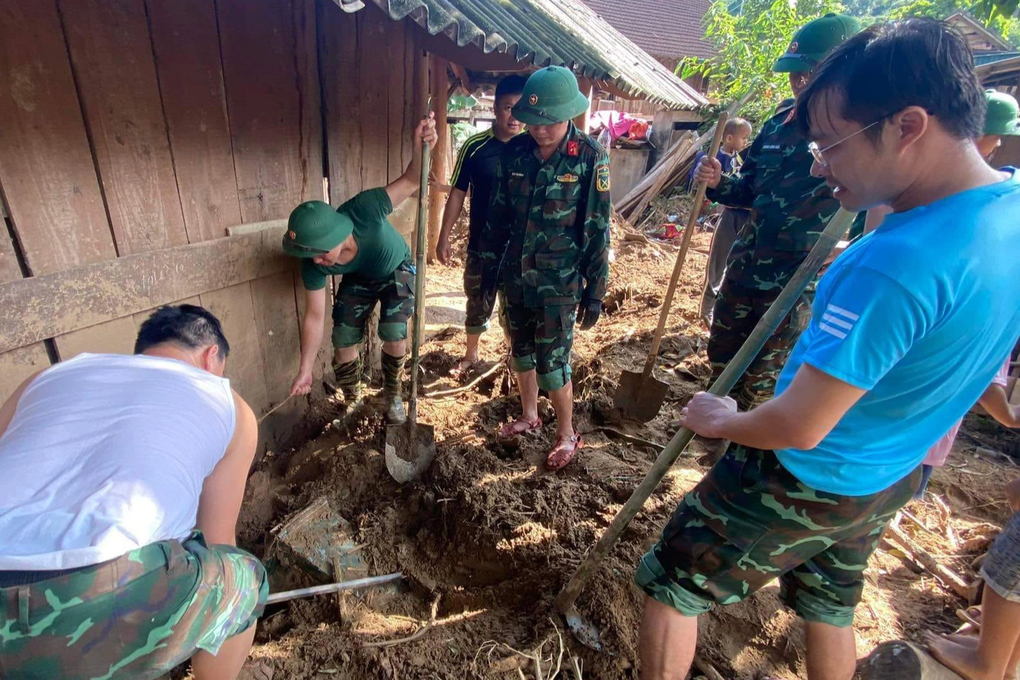 Đào được két sắt có nhiều tiền, vàng khi dọn bùn đất sau lũ - 1 Đào được két sắt có nhiều tiền, vàng khi dọn bùn đất sau lũ - 1